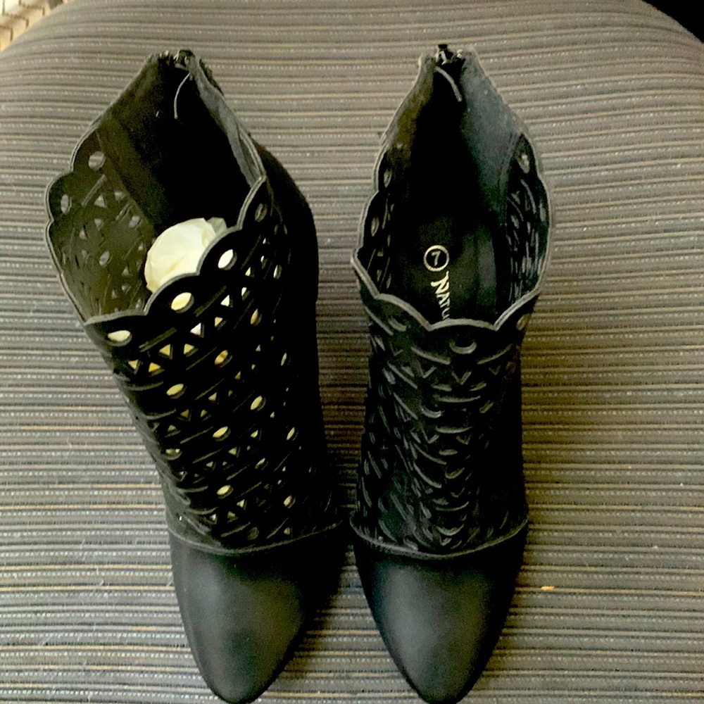 Ladies boots size 7. Black leather